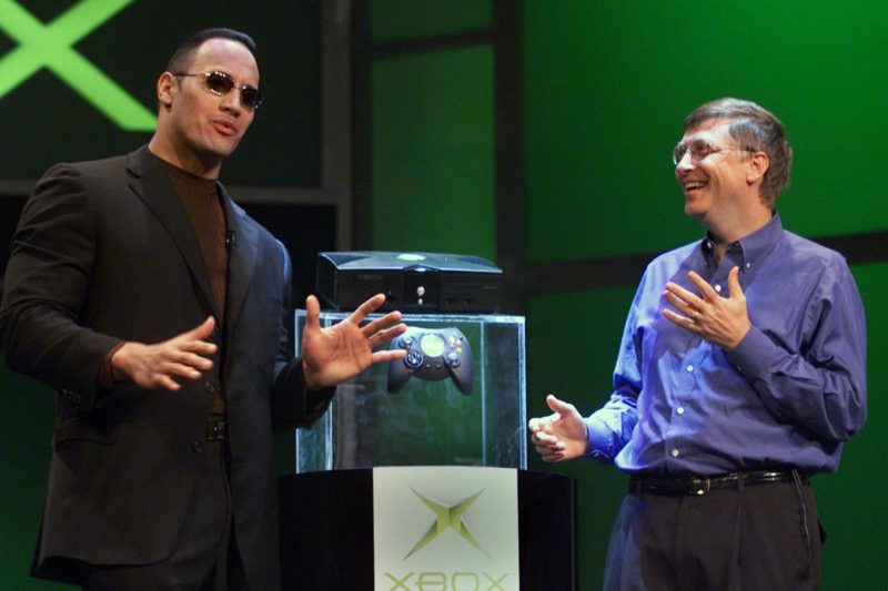 Nuevamente "The Rock" hace parte de la historia de Xbox, entregando las primeras 3 unidades de la versión One X