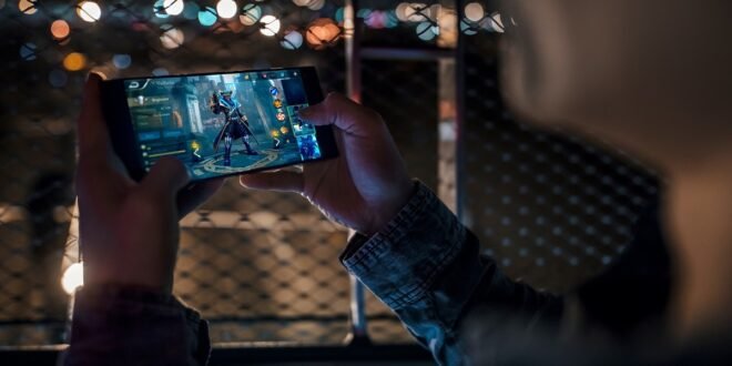 Microsoft venderá en algunas tiendas el Razer Phone, el Smartphone gamer con Android
